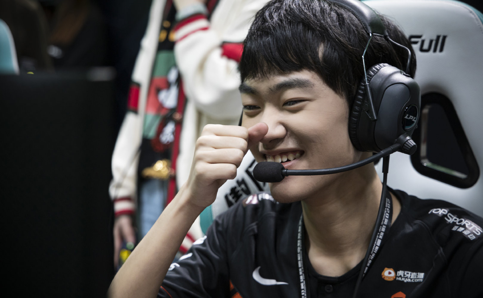 包含DRX翻盘100T，Jankos操刀奇招英雄翻盘顶尖较量2025世界赛，锁定晋级资格的词条