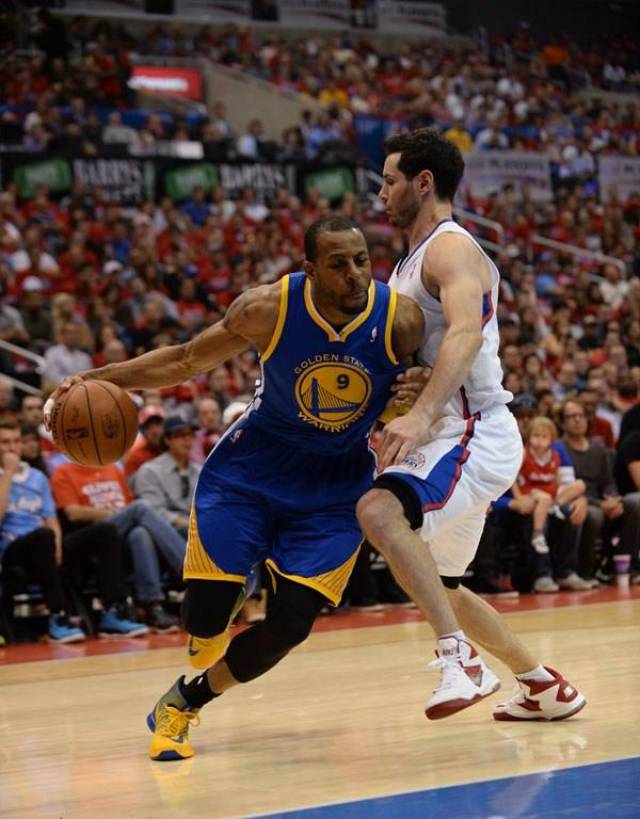 关于勇士队员汇聚酒店看录像，总结比赛亮点的信息