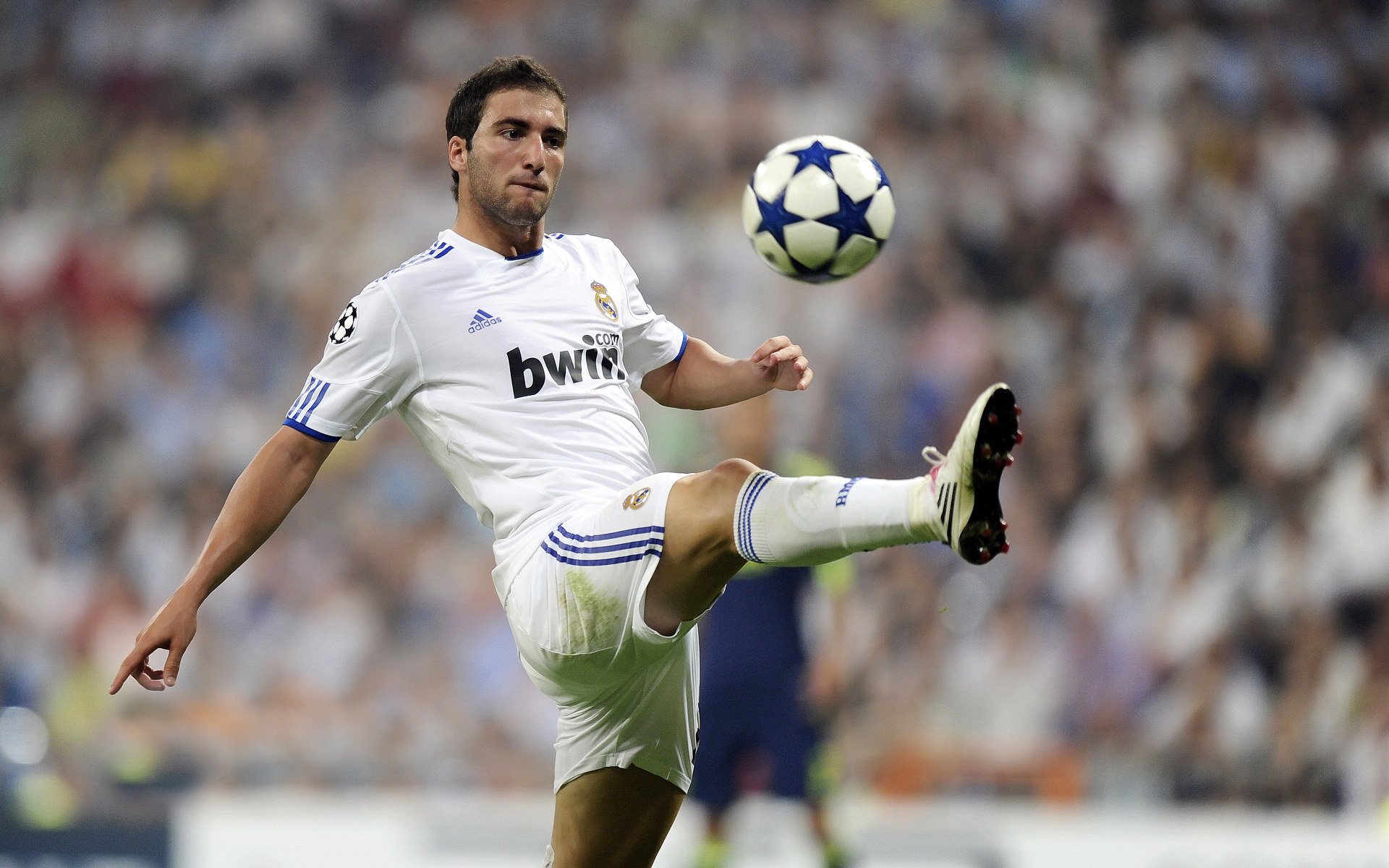 爵士绝杀猛龙之夜，詹姆斯同步刷新历史纪录，篮球世界的双重交响